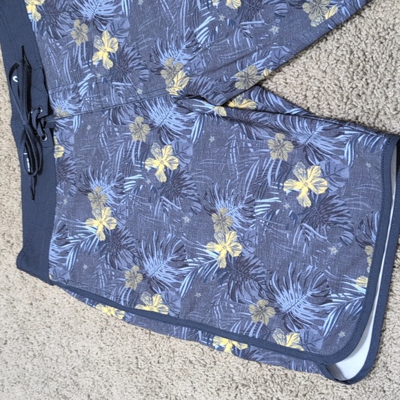 Travis Mathew Board Shorts Tropical Floral Print Navy Blue Yellow Men's Size 32 - Picture 2 of 10